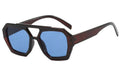 Braun mit dunkelblauer Brille